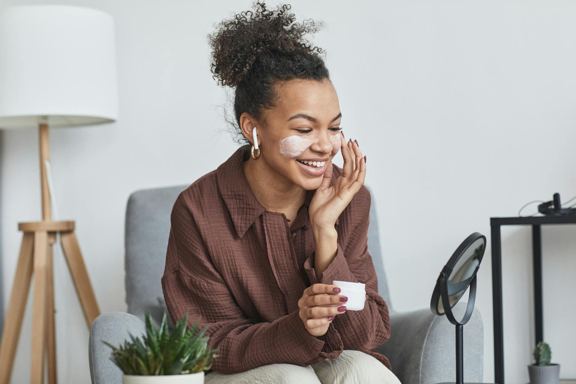 Using Tretinoin cream can make the skin sensitive to sun exposure (Image via Pexels/Jep Gambardella)